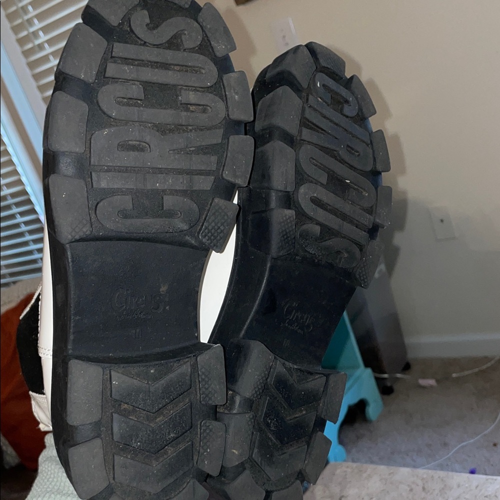 BOOTS - Picture 5 of 5